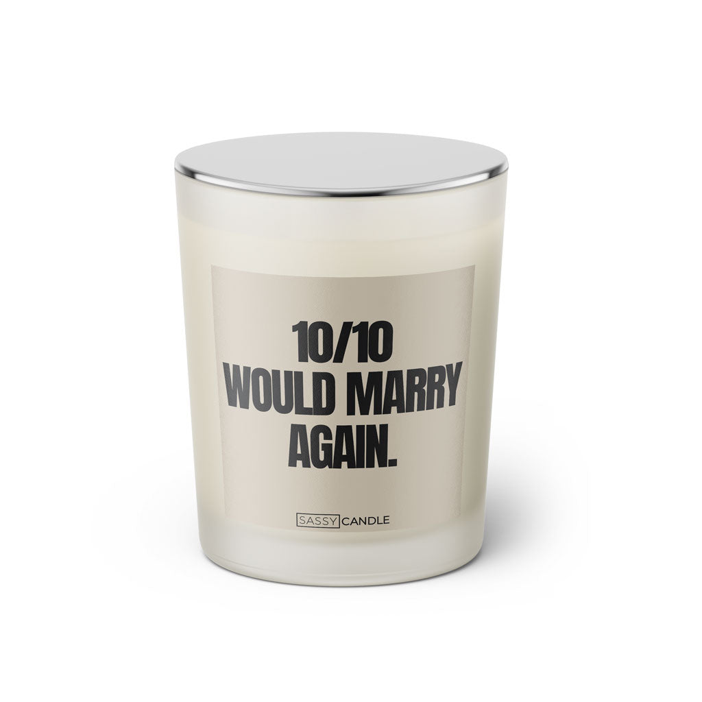 Duftkerze mit witzigen Spruch: 10/10 would marry again. Farbe beige und schwarz von Sassy Candle.