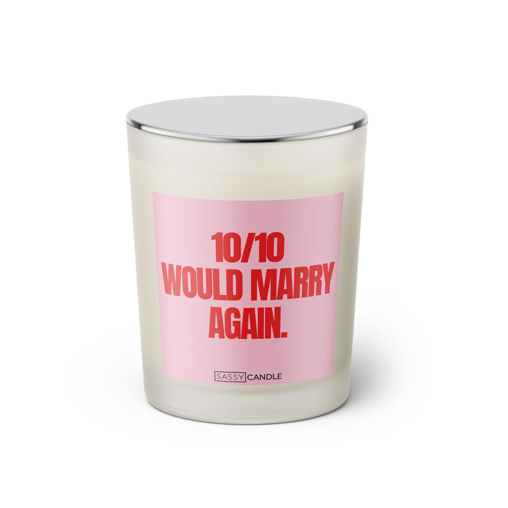 Duftkerze mit witzigen Spruch: 10/10 would marry again. Farbe rosa und pink von Sassy Candle.