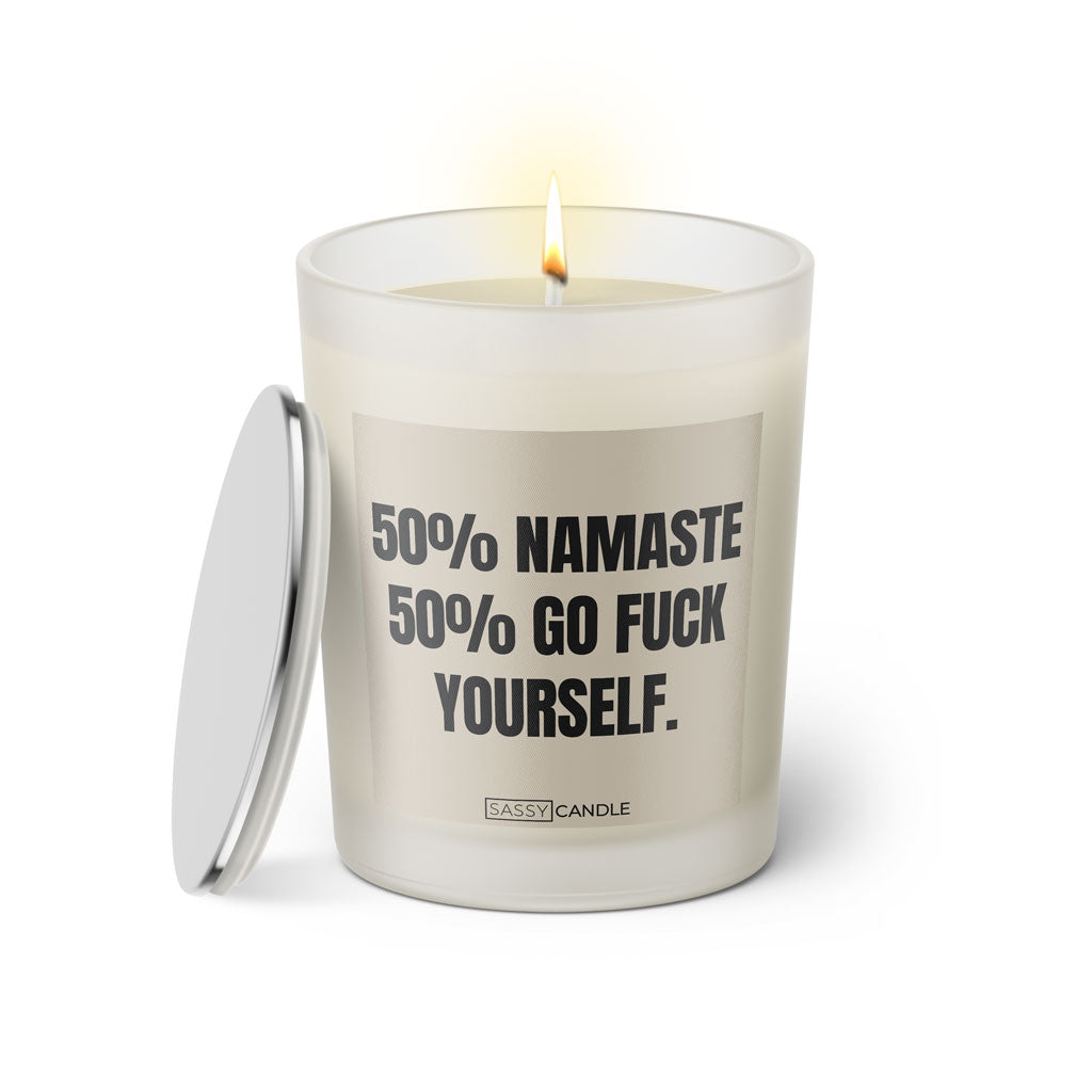 Duftkerze mit witzigen Spruch: 50% Namaste 50% go fuck yourself. Kerzenglas mit silbernen Deckel von Sassy Candle. Farbe beige und schwarz.