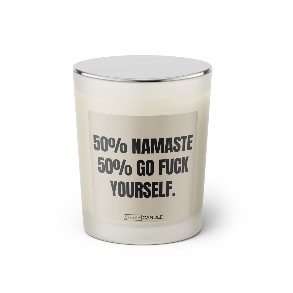 Duftkerze mit witzigen Spruch: 50% Namaste 50% go fuck yourself. Kerzenglas mit silbernen Deckel von Sassy Candle. Farbe beige und schwarz.