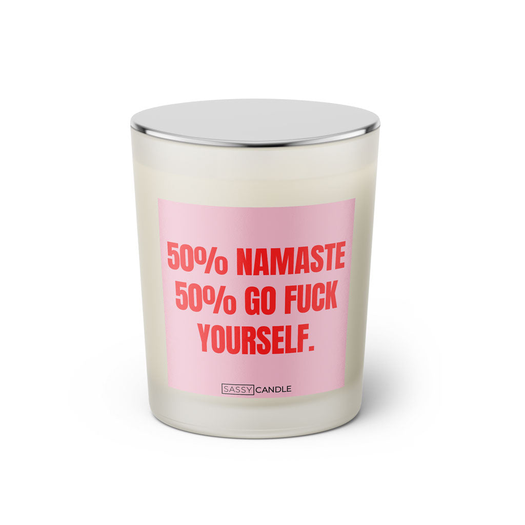 Duftkerze mit witzigen Spruch: 50% Namaste 50% go fuck yourself. Kerzenglas mit silbernen Deckel von Sassy Candle. Farbe rosa und pink.
