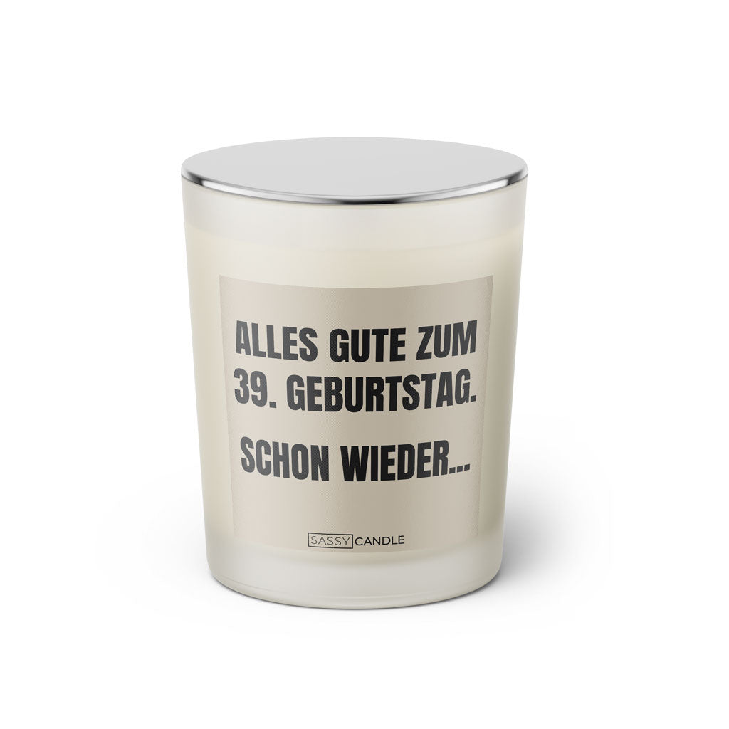 Duftkerze mit witzigem Spruch. Alles Gute zum 39. Geburtstag. Schon wieder. Farbe beige und schwarzer Schrift. Kerzenglas mit geschlossenem silbernem Deckel von SassyCandle.