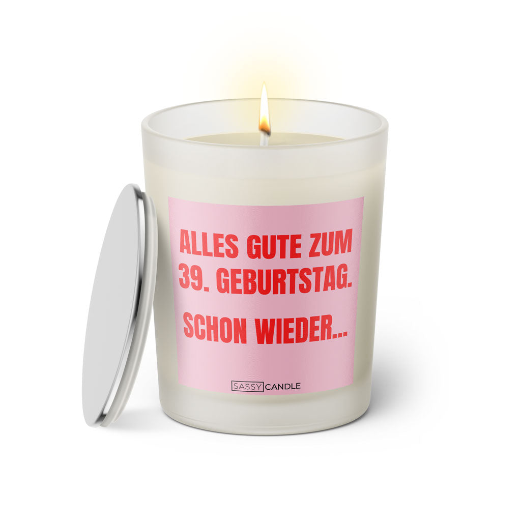 Duftkerze mit witzigem Spruch. Alles Gute zum 39. Geburtstag. Schon wieder. Farbe rosa und pinke Schrift. Kerzenglas mit silbernem Deckel von SassyCandle.