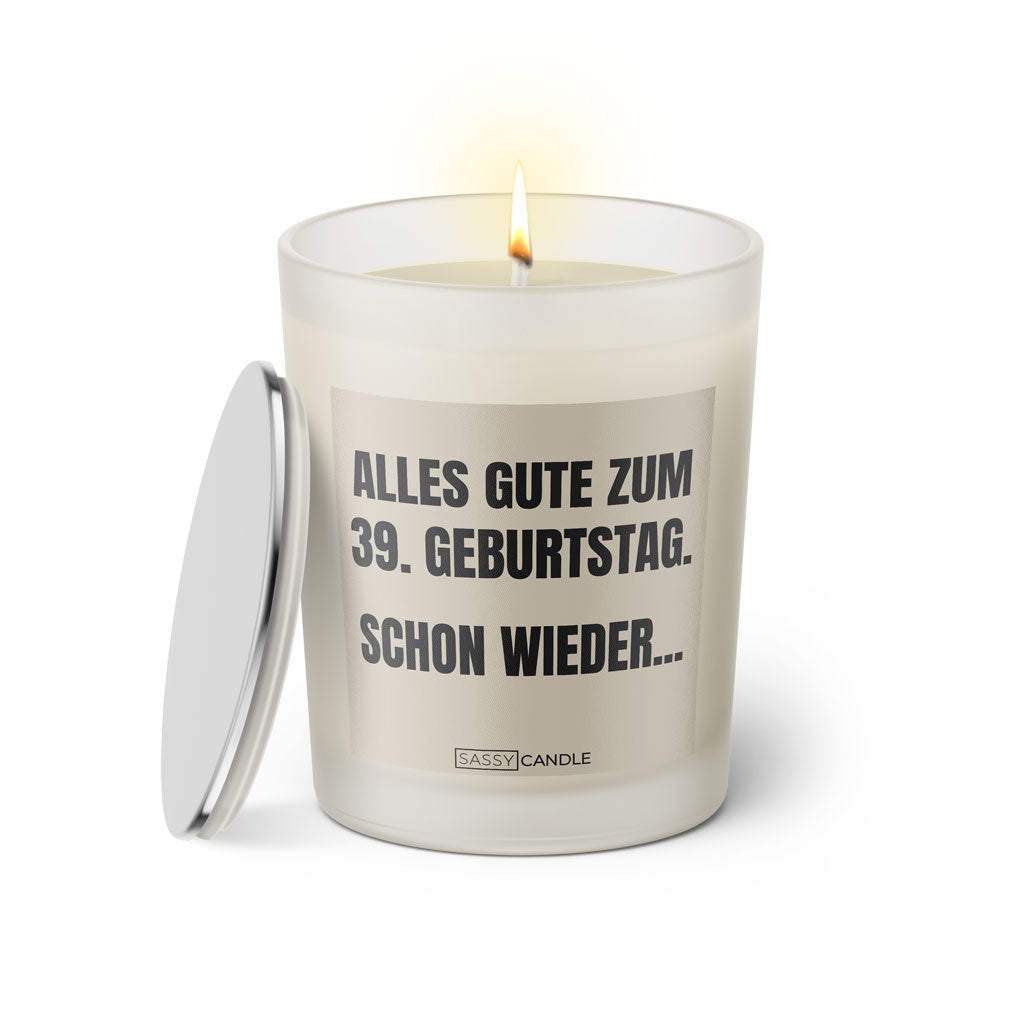 Duftkerze mit witzigem Spruch. Alles Gute zum 39. Geburtstag. Schon wieder. Farbe beige und schwarzer Schrift. Kerzenglas mit silbernem Deckel von SassyCandle.