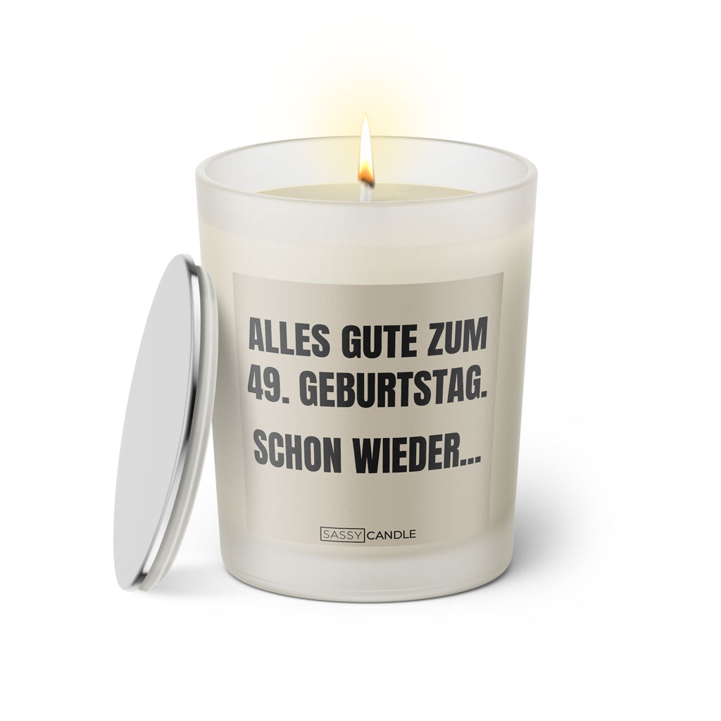 Duftkerze mit witzigem Spruch. Alles Gute zum 49. Geburtstag. Schon wieder. Farbe beige und schwarze Schrift. Kerzenglas mit silbernem Deckel von SassyCandle.