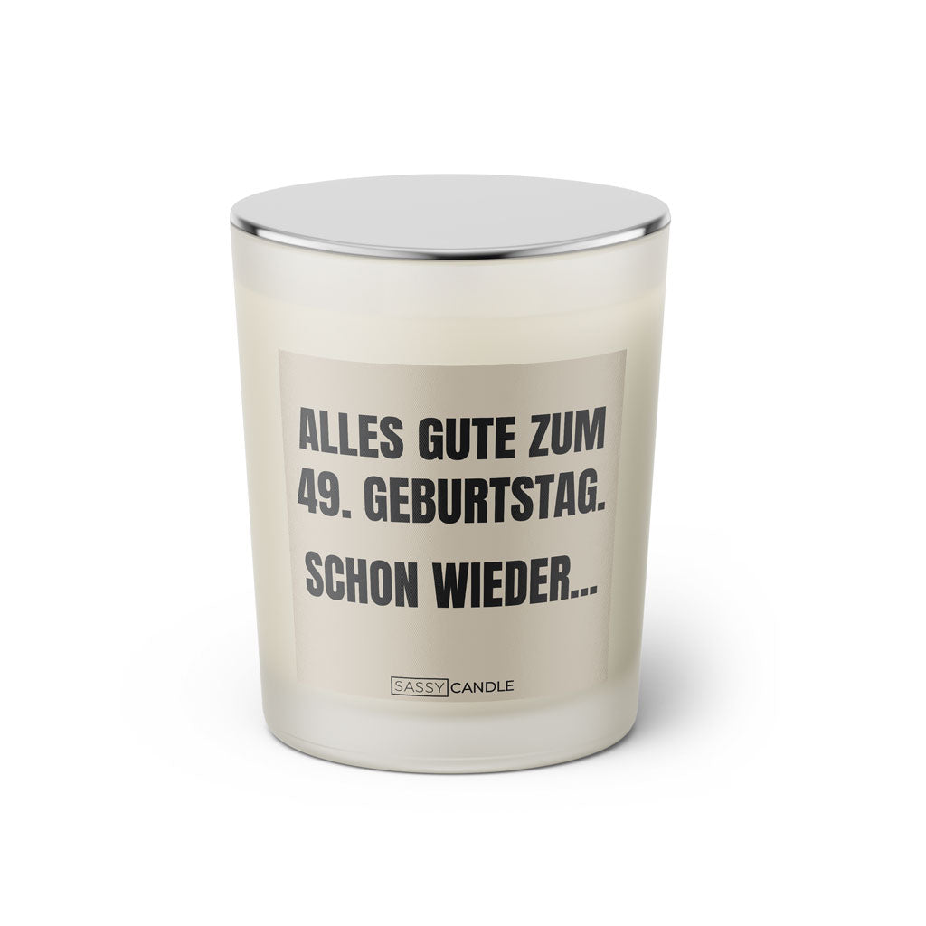 Duftkerze mit witzigem Spruch. Alles Gute zum 49. Geburtstag. Schon wieder. Farbe beige und schwarze Schrift. Kerzenglas mit geschlossenem silbernem Deckel von SassyCandle.