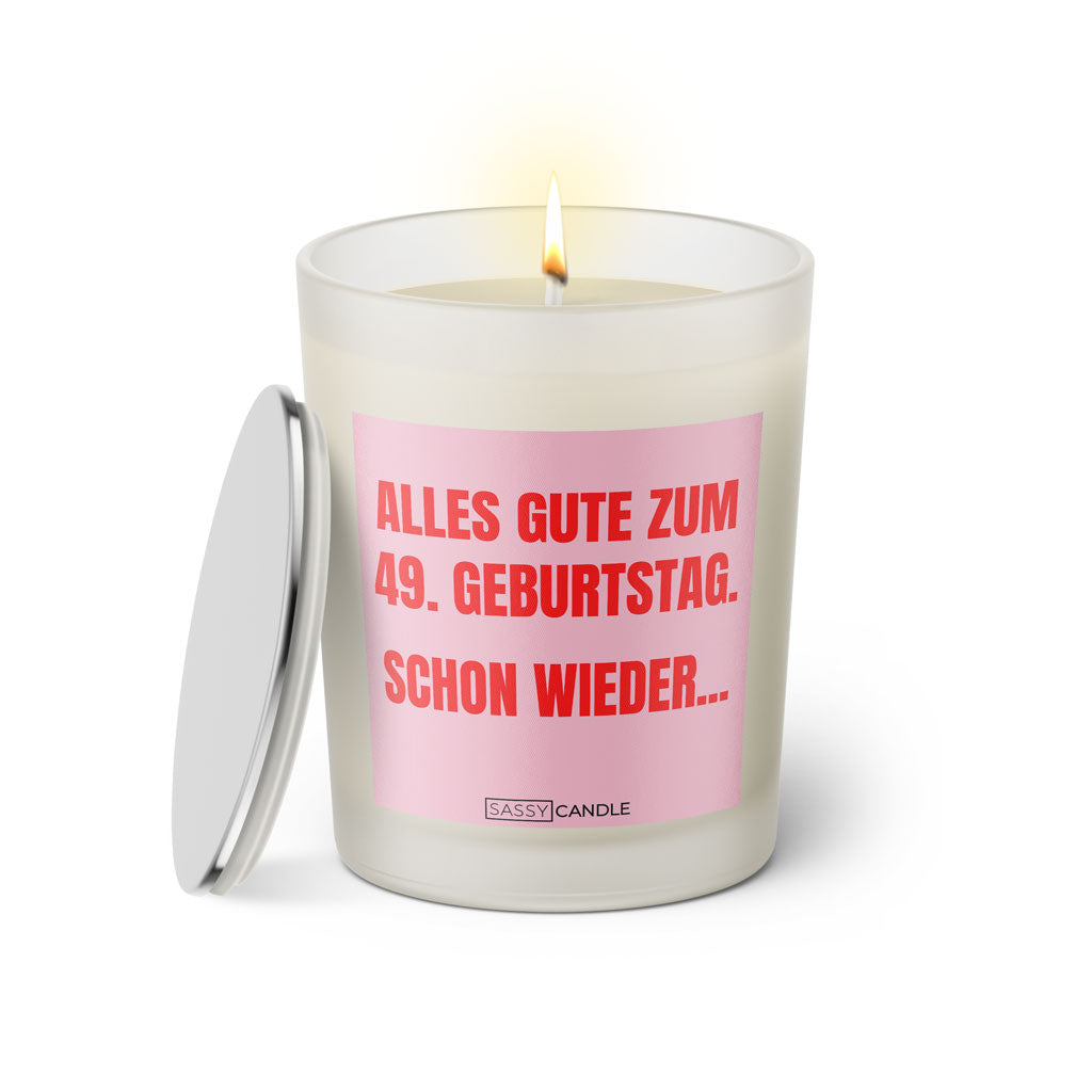 Duftkerze mit witzigem Spruch. Alles Gute zum 49. Geburtstag. Schon wieder. Farbe rosa und pinke Schrift. Kerzenglas mit silbernem Deckel von SassyCandle.