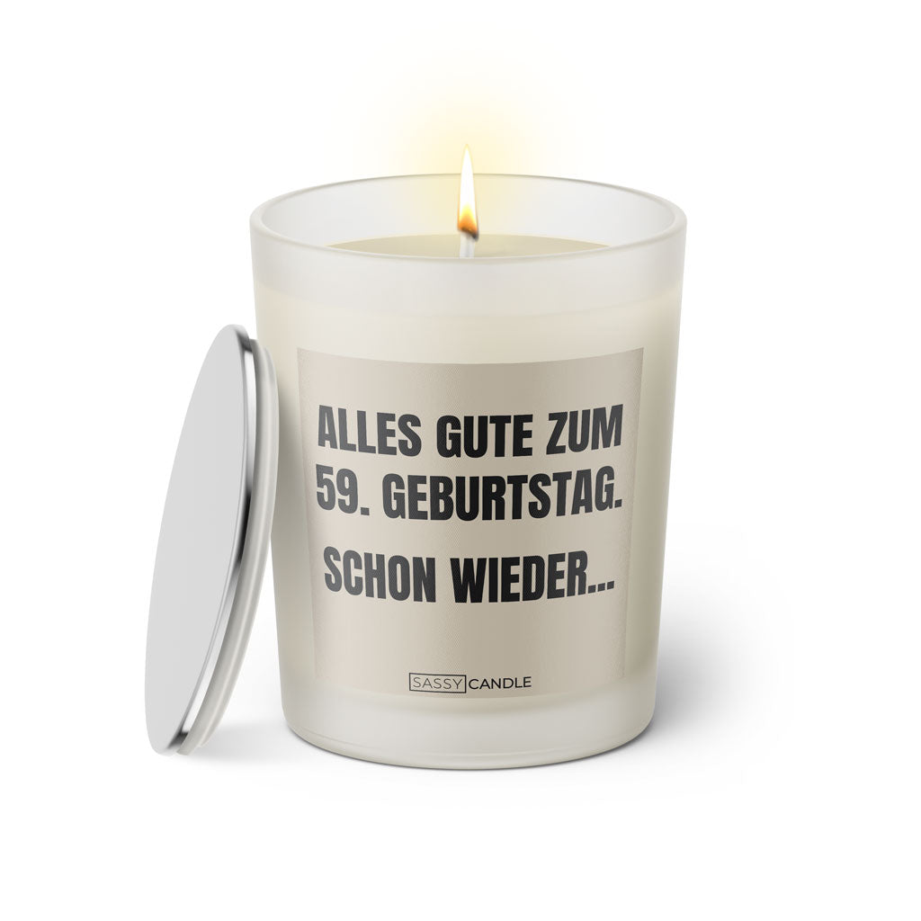 Duftkerze mit witzigem Spruch. Alles Gute zum 59. Geburtstag. Schon wieder. Farbe beige und schwarze Schrift. Kerzenglas mit Deckel von SassyCandle.