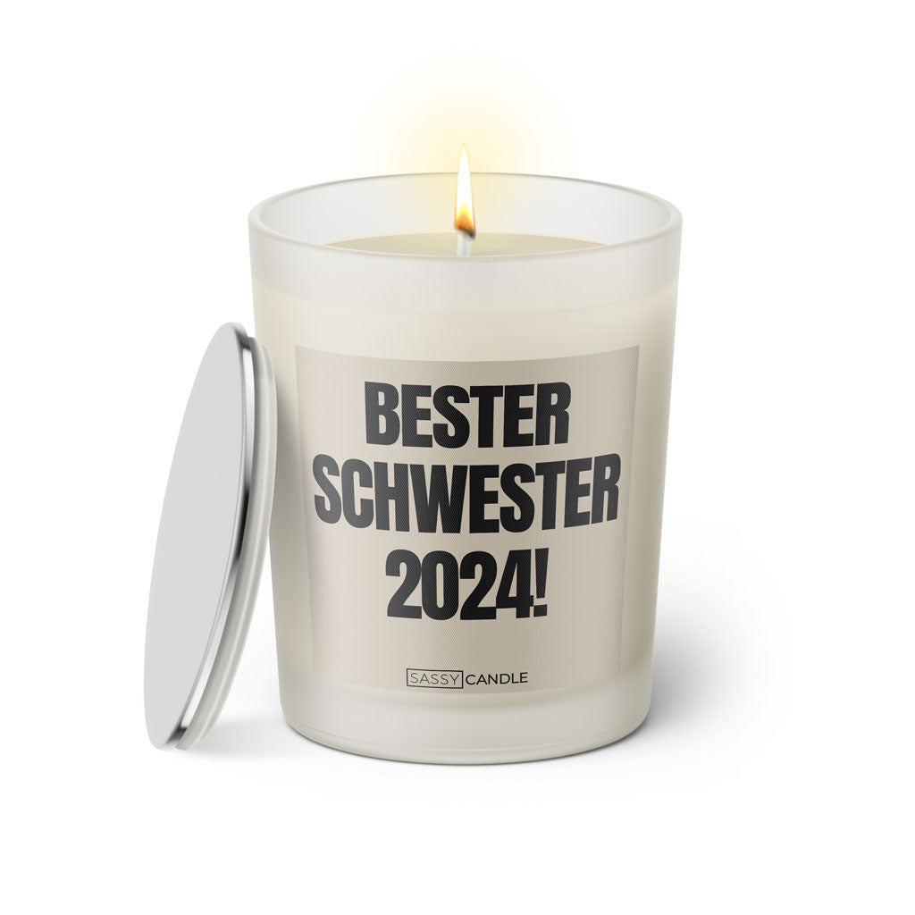 Duftkerze mit witzigem Spruch: Bester Schwester 2024. Farbe beige und schwarze Schrift. Kerzenglas mit silbernem Deckel von SassyCandle.