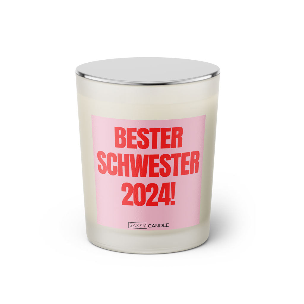 Duftkerze mit witzigem Spruch: Bester Schwester 2024. Farbe rosa und pinke Schrift. Kerzenglas mit silbernem geschlossenem Deckel von SassyCandle.