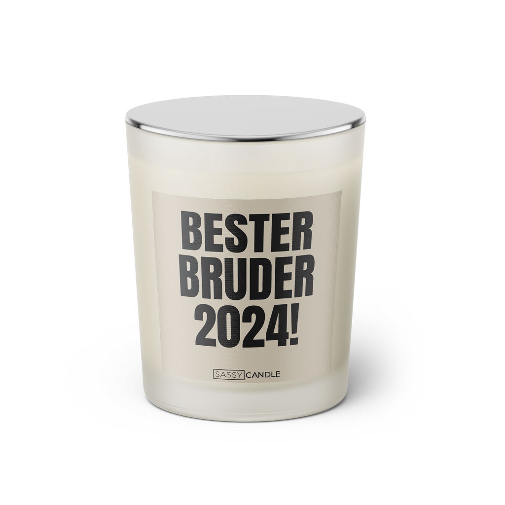 Duftkerze mit witzigem Spruch: Bester Bruder 2024. Farbe beige und schwarze Schrift. Kerzenglas mit silbernem geschlossenem Deckel von SassyCandle.