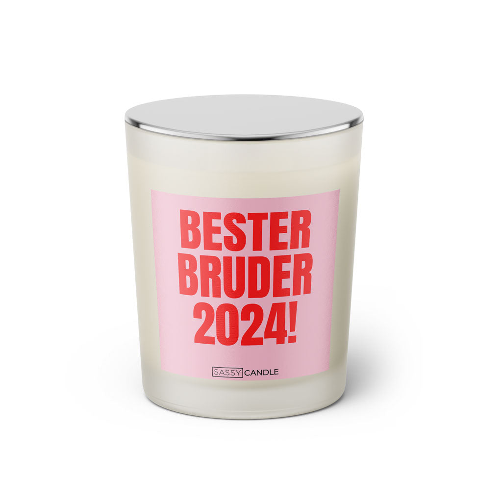 Duftkerze mit witzigem Spruch: Bester Bruder 2024. Farbe rosa und pinke Schrift. Kerzenglas mit silbernem geschlossenem Deckel von SassyCandle.