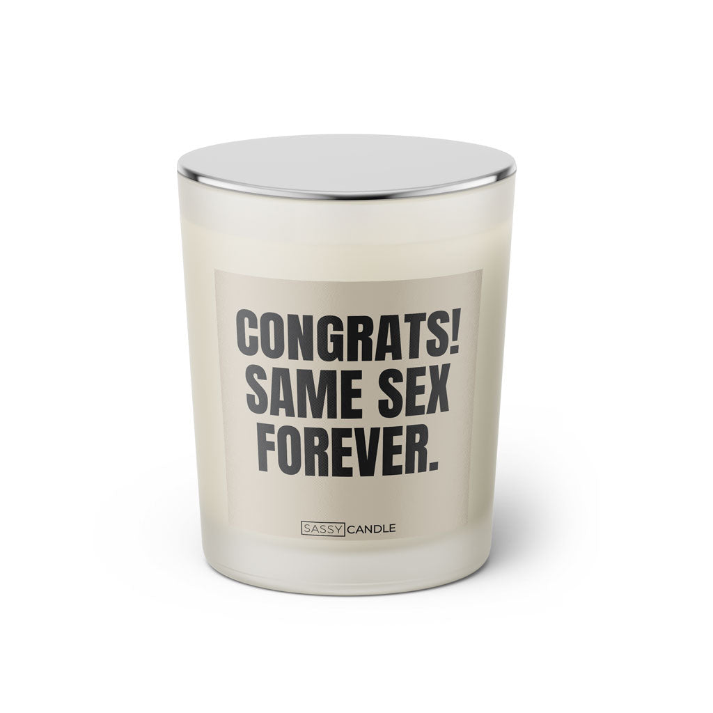 Duftkerze mit witzigem Spruch. Congrats same sex forever. Farbe beige und schwarze Schrift. Kerzenglas mit geschlossenem silbernem Deckel von SassyCandle.