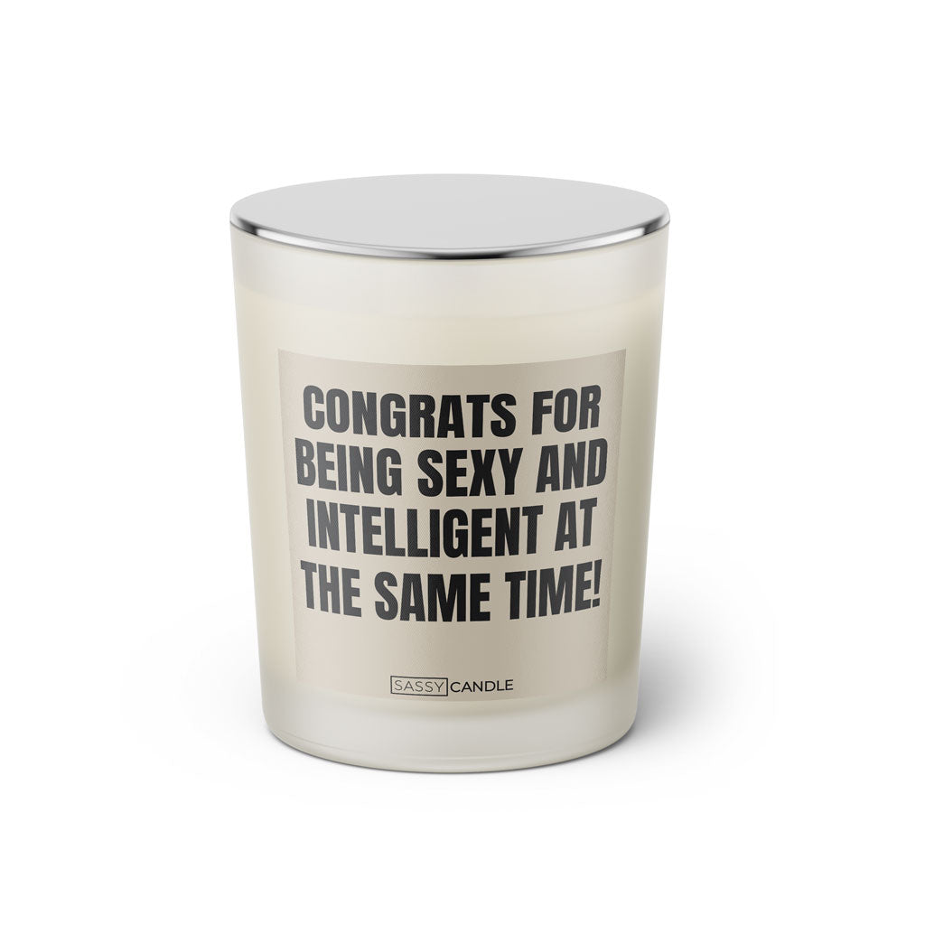 Duftkerze mit witzigem Spruch. Congrats for being sexy and intelligent at the same time. Farbe beige und schwarze Schrift. Kerzenglas mit geschlossenem silbernem Deckel von SassyCandle