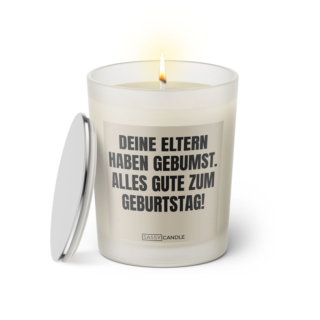 Duftkerze mit witzigem Spruch: Deine Eltern haben gebumst. Alles Gute zum Geburtstag. Farbe beige und schwarze Schrift. Kerzenglas mit silbernem Deckel von SassyCandle.
