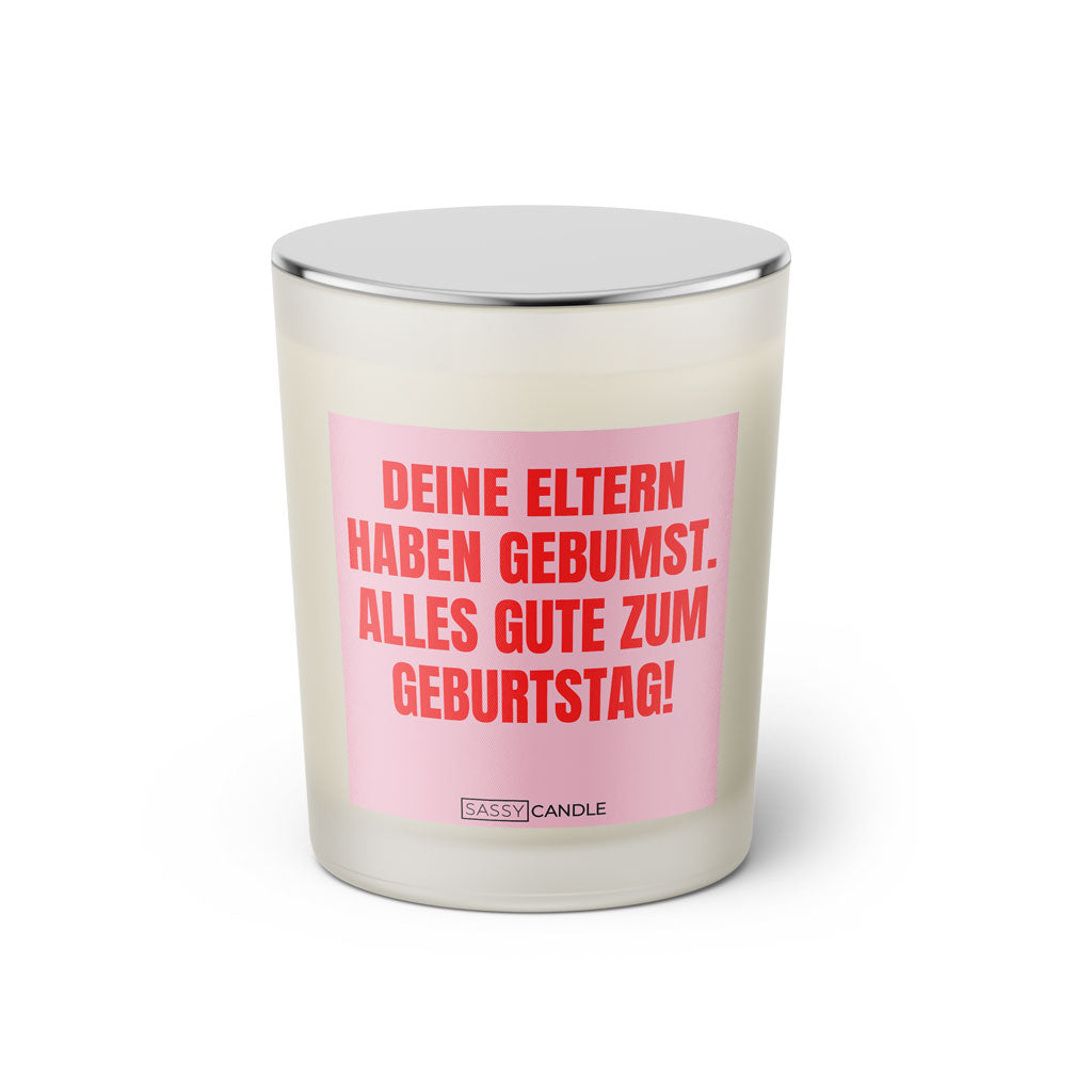 Duftkerze mit witzigem Spruch: Deine Eltern haben gebumst. Alles Gute zum Geburtstag. Farbe rosa und pinke Schrift. Kerzenglas mit silbernem geschlossenem Deckel von SassyCandle.