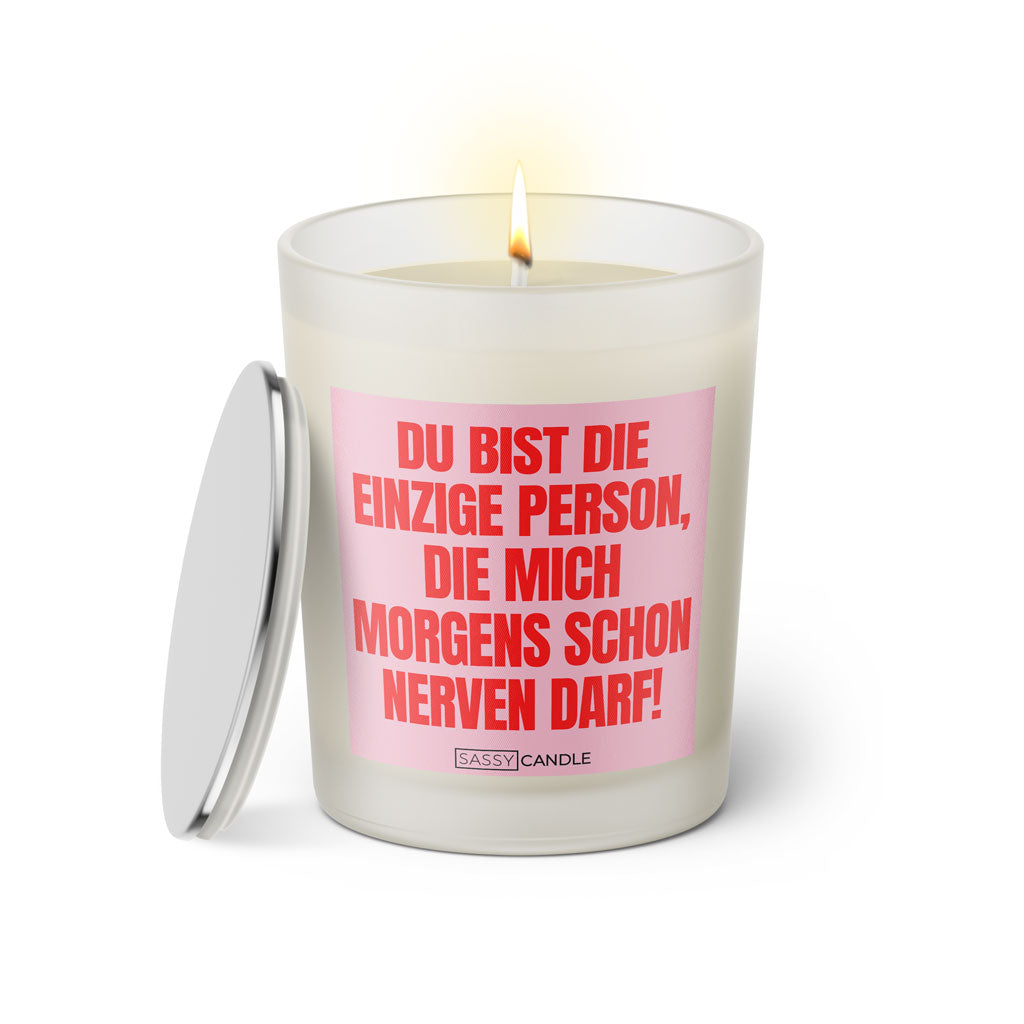 Duftkerze mit witzigen Spruch: Du bist die einzige Person, die mich morgens schon nerven darf! Farbe rosa und pink von Sassy Candle.