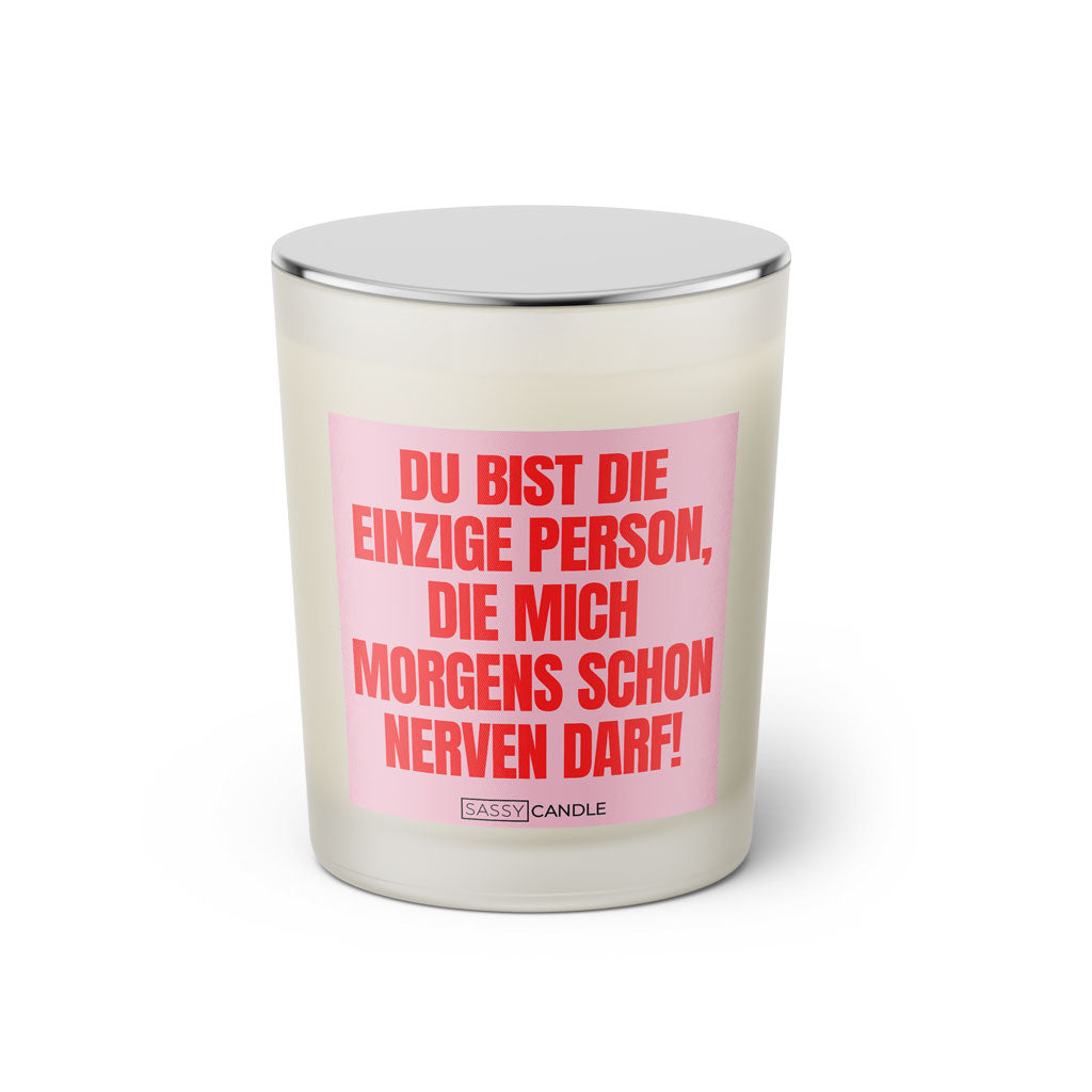 Duftkerze mit witzigen Spruch: Du bist die einzige Person, die mich morgens schon nerven darf! Farbe rosa und pink von Sassy Candle.