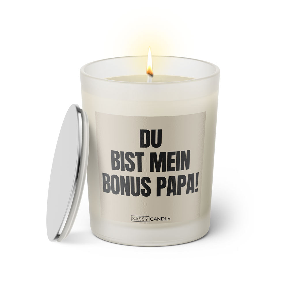 Duftkerze mit witzigem Spruch: Du bist mein Bonus Papa! Farbe beige und schwarze Schrift. Kerzenglas mit silbernem Deckel von SassyCandle.