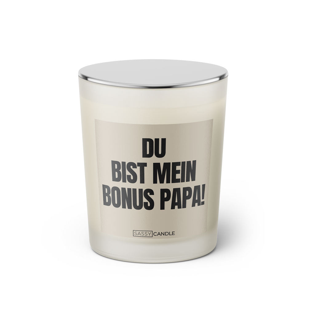 Duftkerze mit witzigem Spruch: Du bist mein Bonus Papa! Farbe beige und schwarze Schrift. Kerzenglas mit silbernem geschlossenem Deckel von SassyCandle.