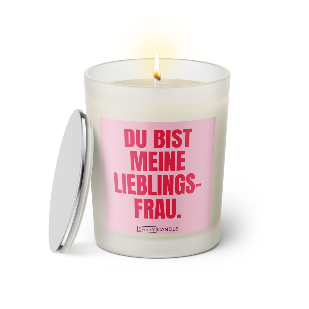 Duftkerze mit witzigem Spruch: Du bist meine Lieblingsfrau. Farbe rosa und pink Schrift. Kerzenglas mit silbernem Deckel von SassyCandle.