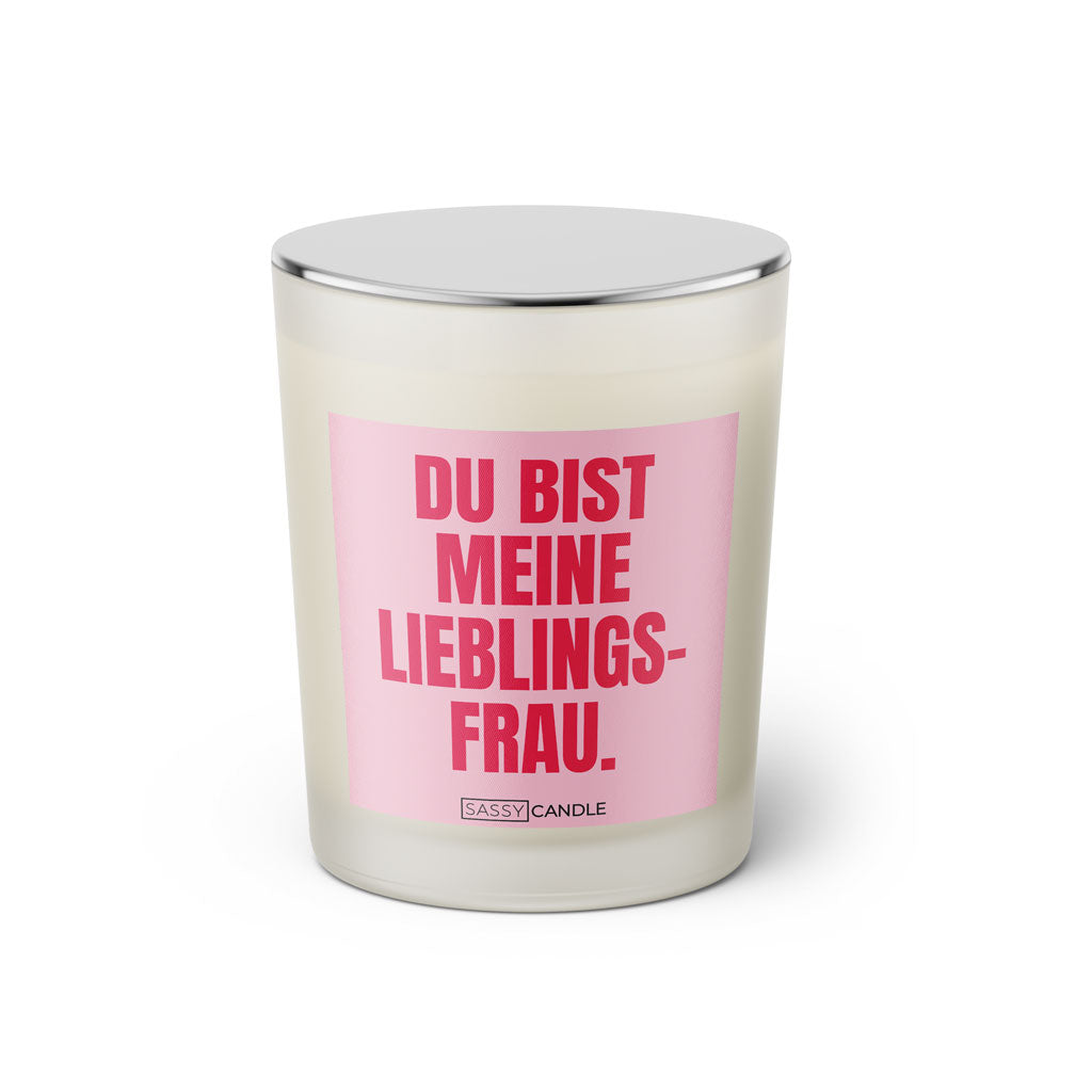 Duftkerze mit witzigem Spruch: Du bist meine Lieblingsfrau. Farbe rosa und pink Schrift. Kerzenglas mit silbernem Deckel von SassyCandle.