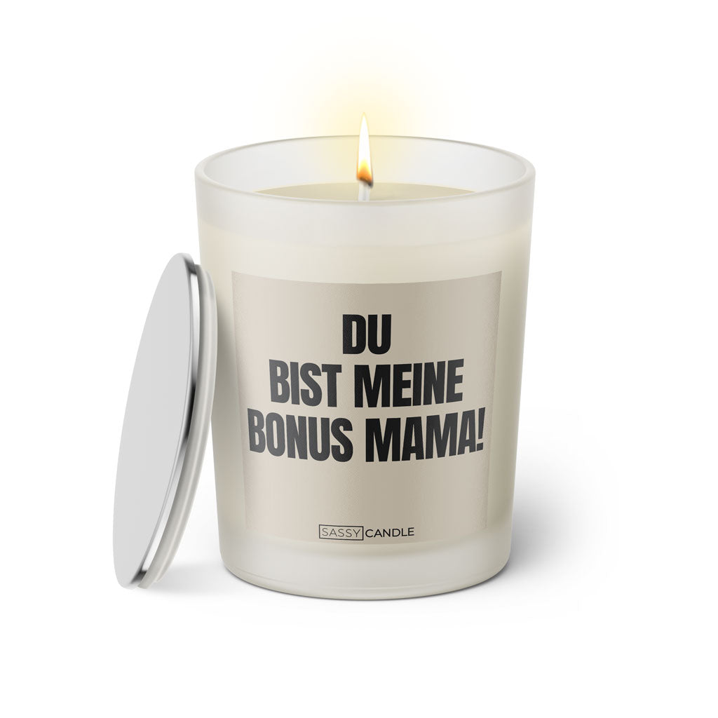 Duftkerze mit witzigem Spruch: Du bist meine Bonus Mama! Farbe beige und schwarze Schrift. Kerzenglas mit silbernem Deckel von SassyCandle.