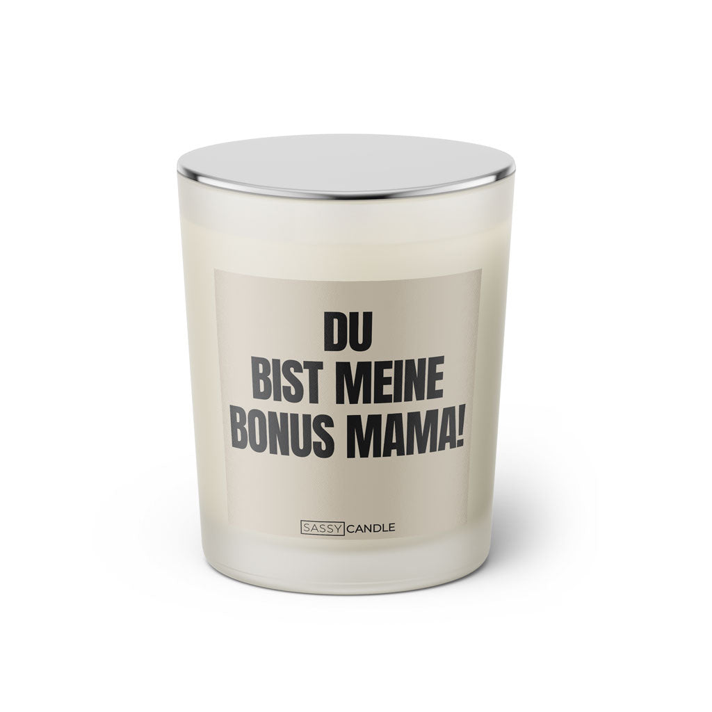 Duftkerze mit witzigem Spruch: Du bist meine Bonus Mama! Farbe beige und schwarze Schrift. Kerzenglas mit silbernem geschlossenem Deckel von SassyCandle.