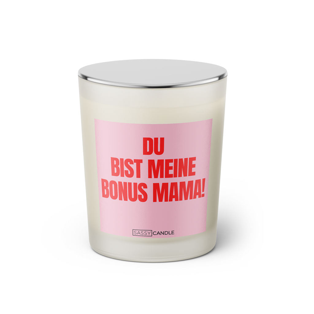 Duftkerze mit witzigem Spruch: Du bist meine Bonus Mama! Farbe rosa und pinke Schrift. Kerzenglas mit silbernem geschlossenem Deckel von SassyCandle.