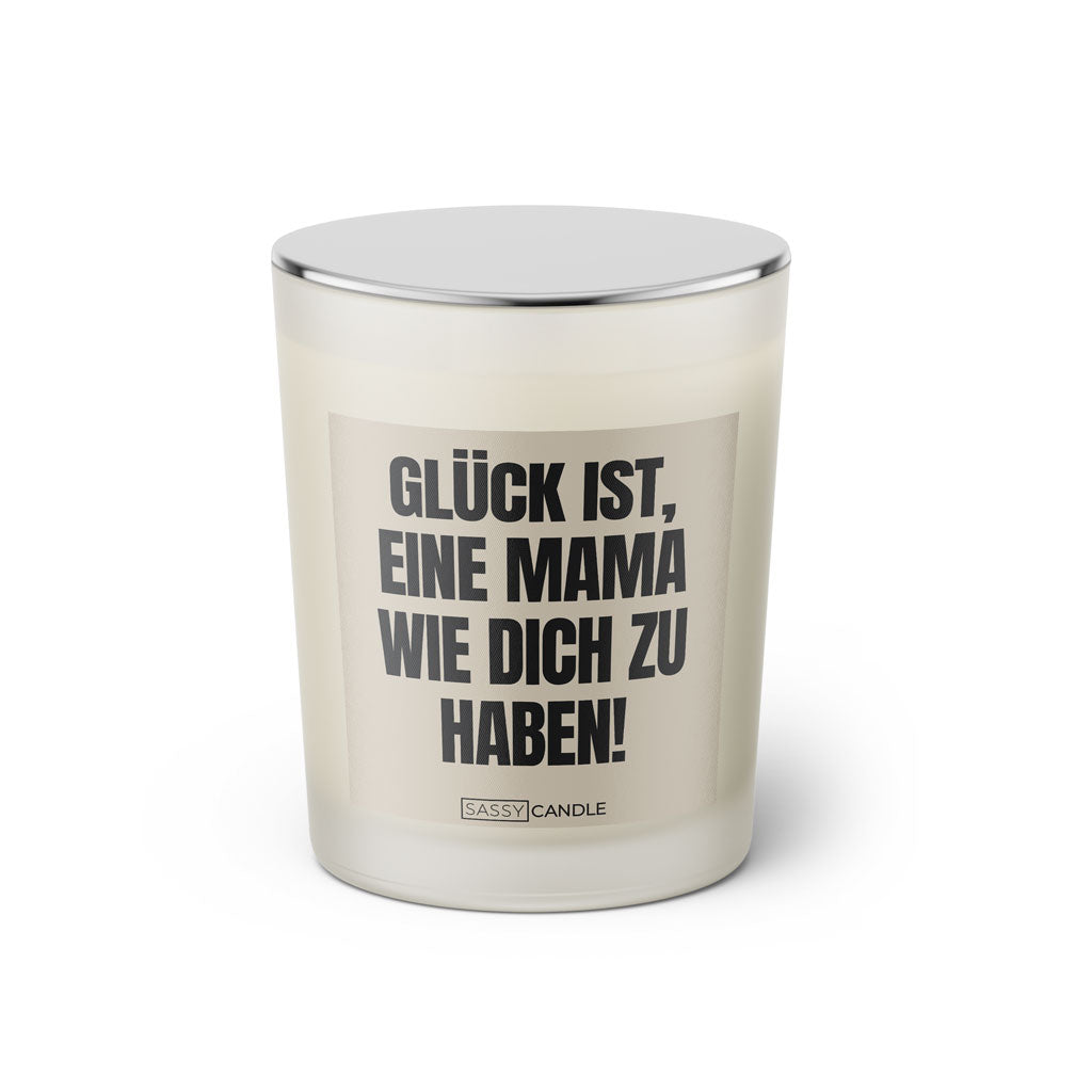 Duftkerze mit witzigem Spruch: Glück ist, eine Mama wie dich zu haben! Farbe beige und schwarze Schrift. Kerzenglas mit silbernem geschlossenem Deckel von SassyCandle.