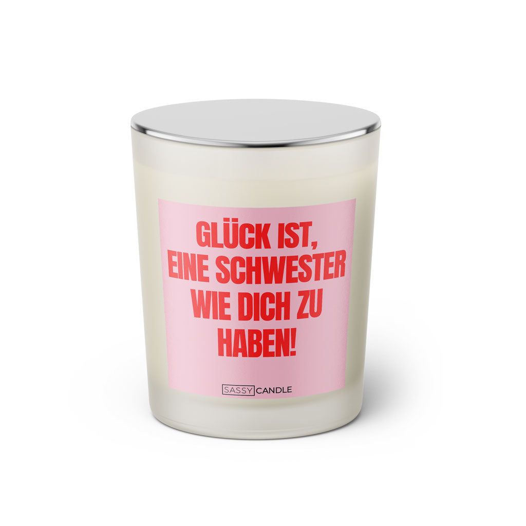 Duftkerze mit witzigem Spruch: Glück ist, eine Schwester wie dich zu haben! Farbe rosa und pinke Schrift. Kerzenglas mit silbernem geschlossenem Deckel von SassyCandle.