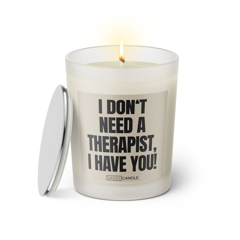Duftkerze mit Spruch: I don't need a therapist, I have you! Farbe beige und schwarz von Sassy Candle.