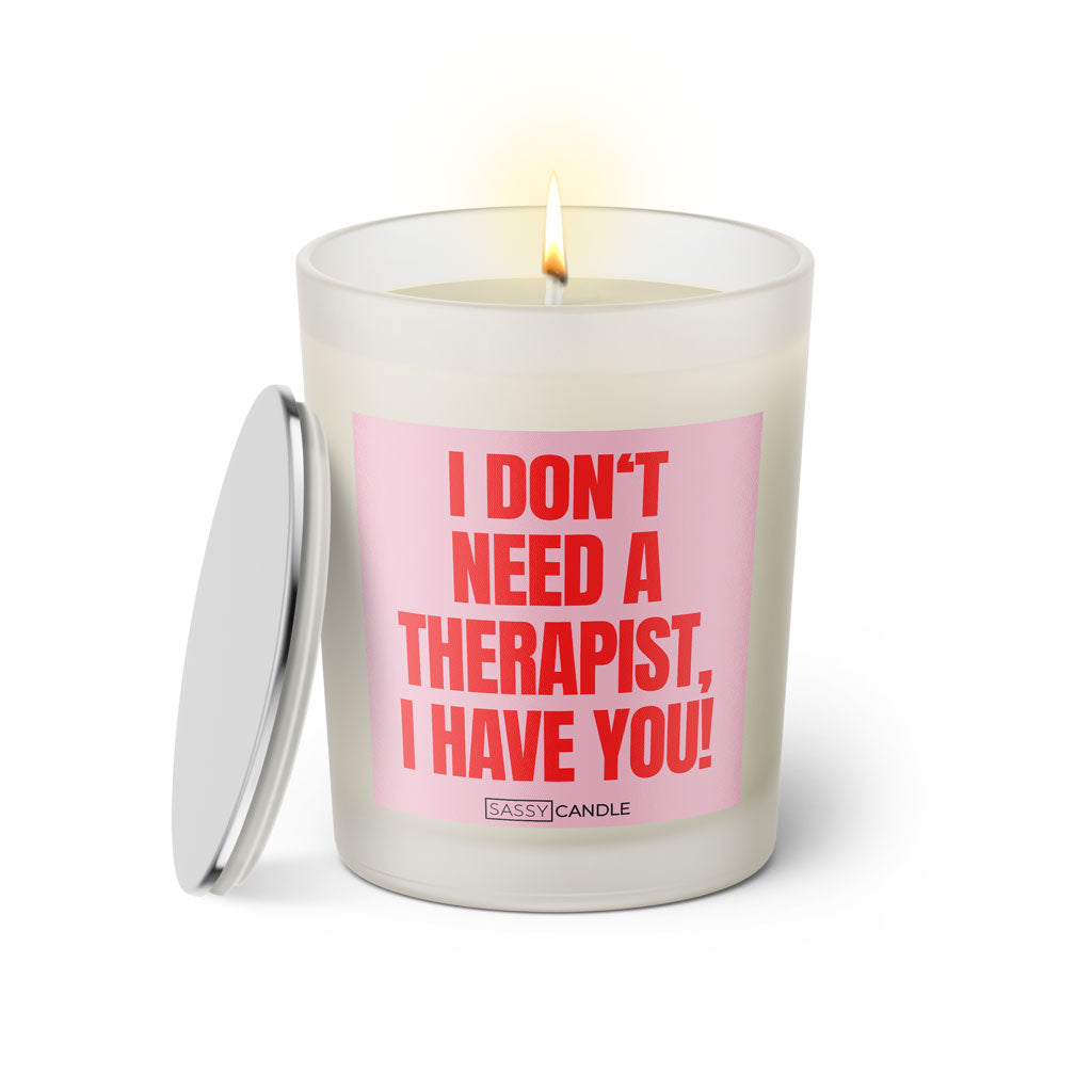 Duftkerze mit Spruch: I don't need a therapist, I have you! Farbe rosa und pink von Sassy Candle.