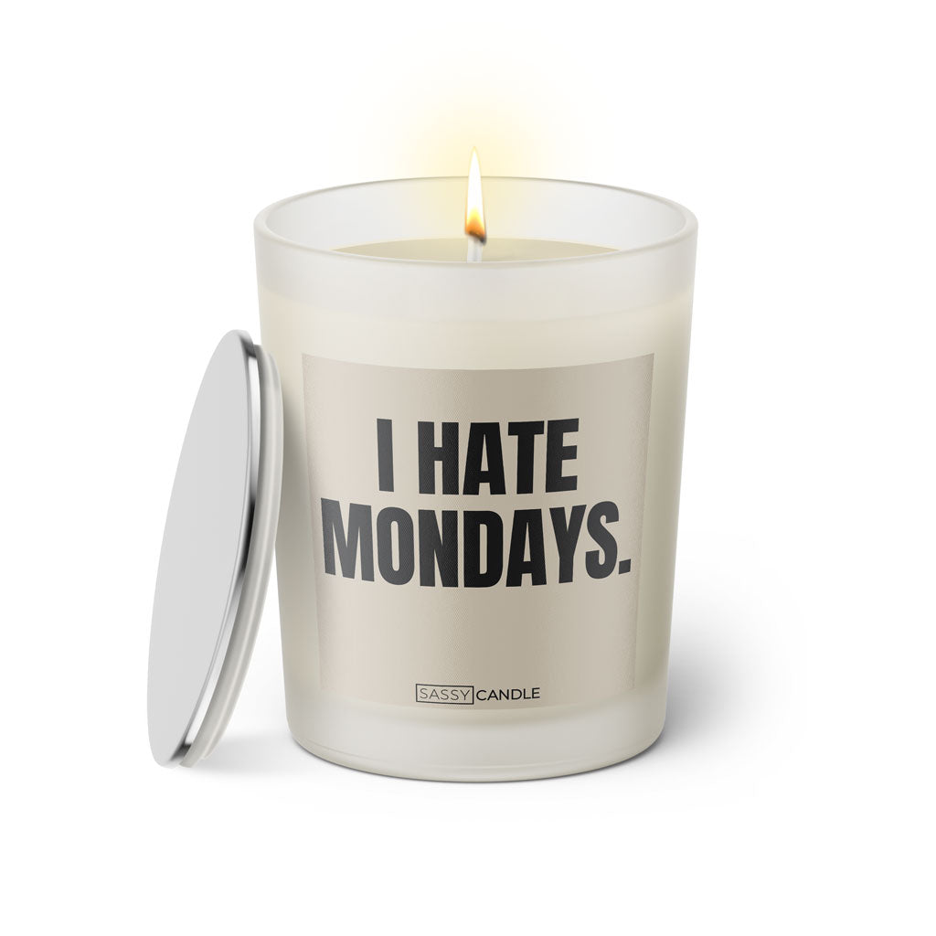 Duftkerze mit witzigem Spruch: I hate mondays. Farbe beige und schwarze Schrift. Kerzenglas mit silbernem Deckel von SassyCandle.