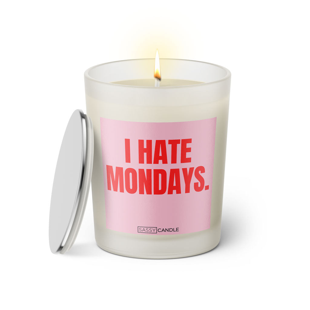 Duftkerze mit witzigem Spruch: I hate mondays. Farbe rosa und pinke Schrift. Kerzenglas mit silbernem Deckel von SassyCandle.