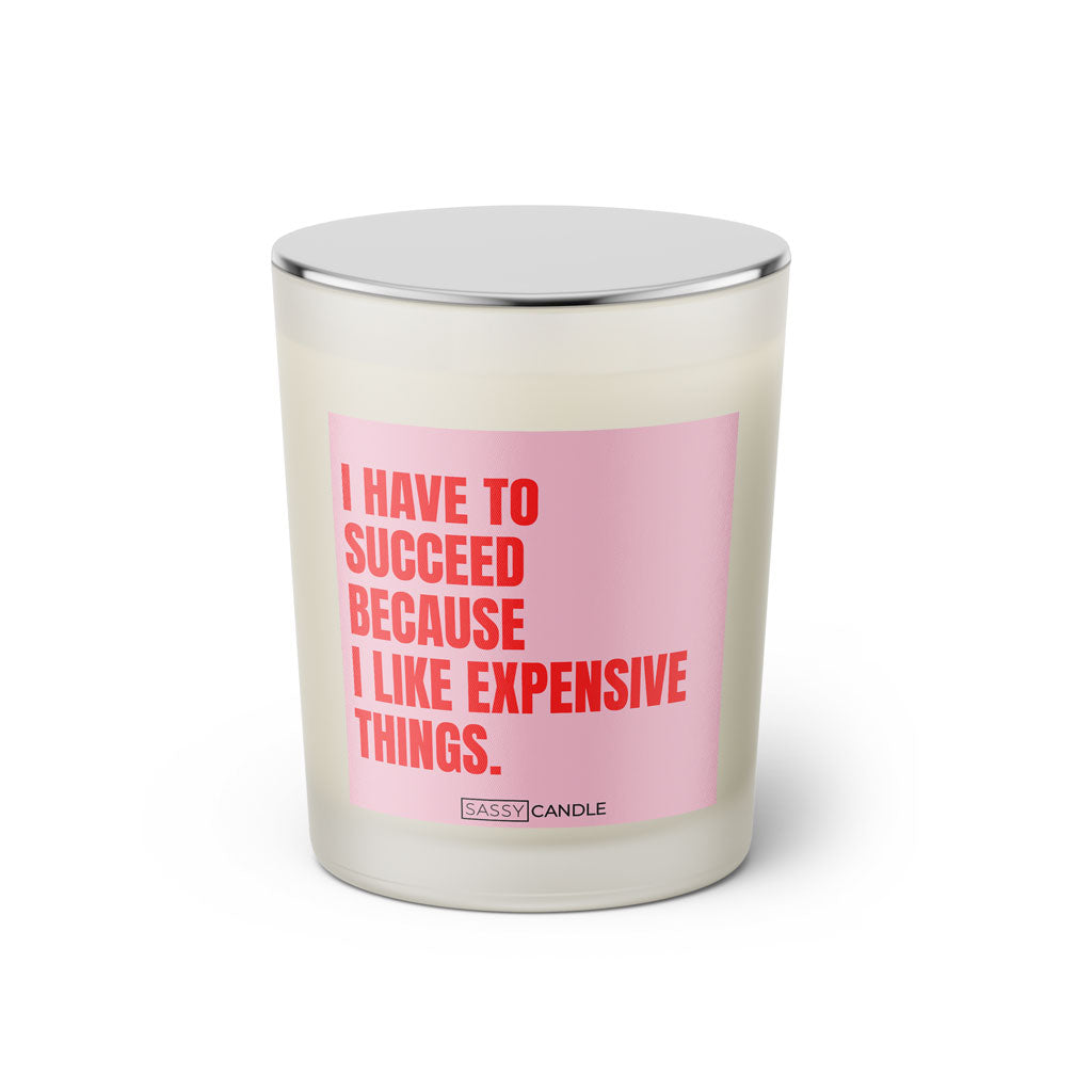 Duftkerze mit witzigen Spruch: I have to succeed because I like expensive things. Kerzenglas mit silbernen Deckel von Sassy Candle. Farbe rosa und pink.
