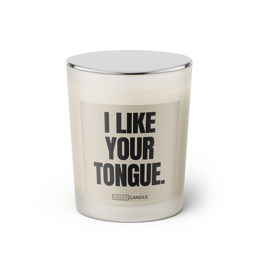 Duftkerze mit witzigen Spruch: I like your Tongue. Farbe beige und schwarz von Sassy Candle.