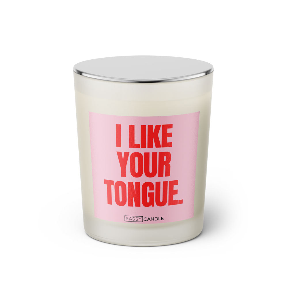Duftkerze mit witzigen Spruch: I like your Tongue. Farbe rosa und pink von Sassy Candle.