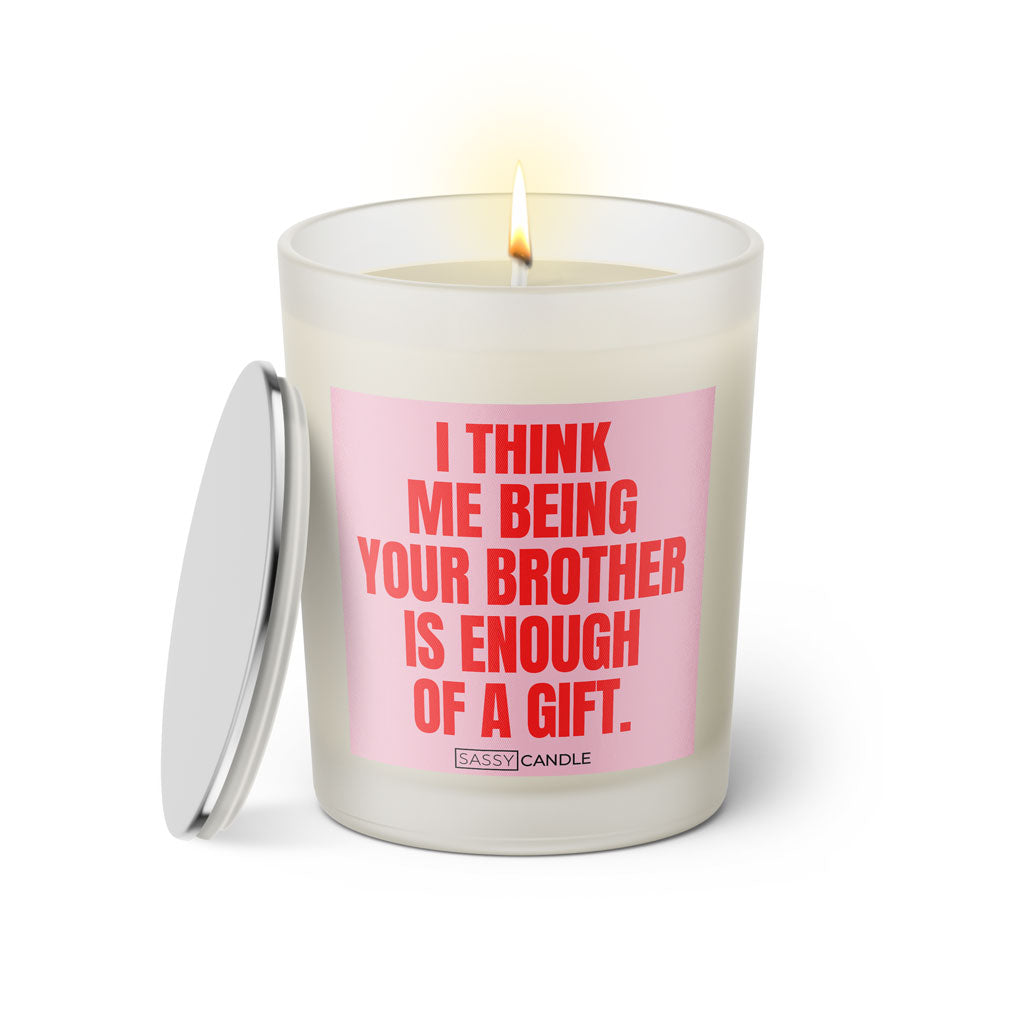 Duftkerze mit witzigen Spruch: I think me being your brother is enough of a gift. Kerzenglas mit Deckel von Sassy Candle. Farbe rosa und pink.