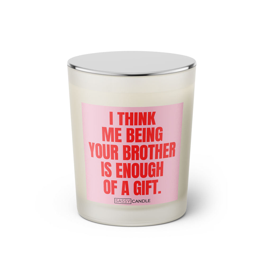 Duftkerze mit witzigen Spruch: I think me being your brother is enough of a gift. Kerzenglas mit Deckel von Sassy Candle. Farbe rosa und pink.