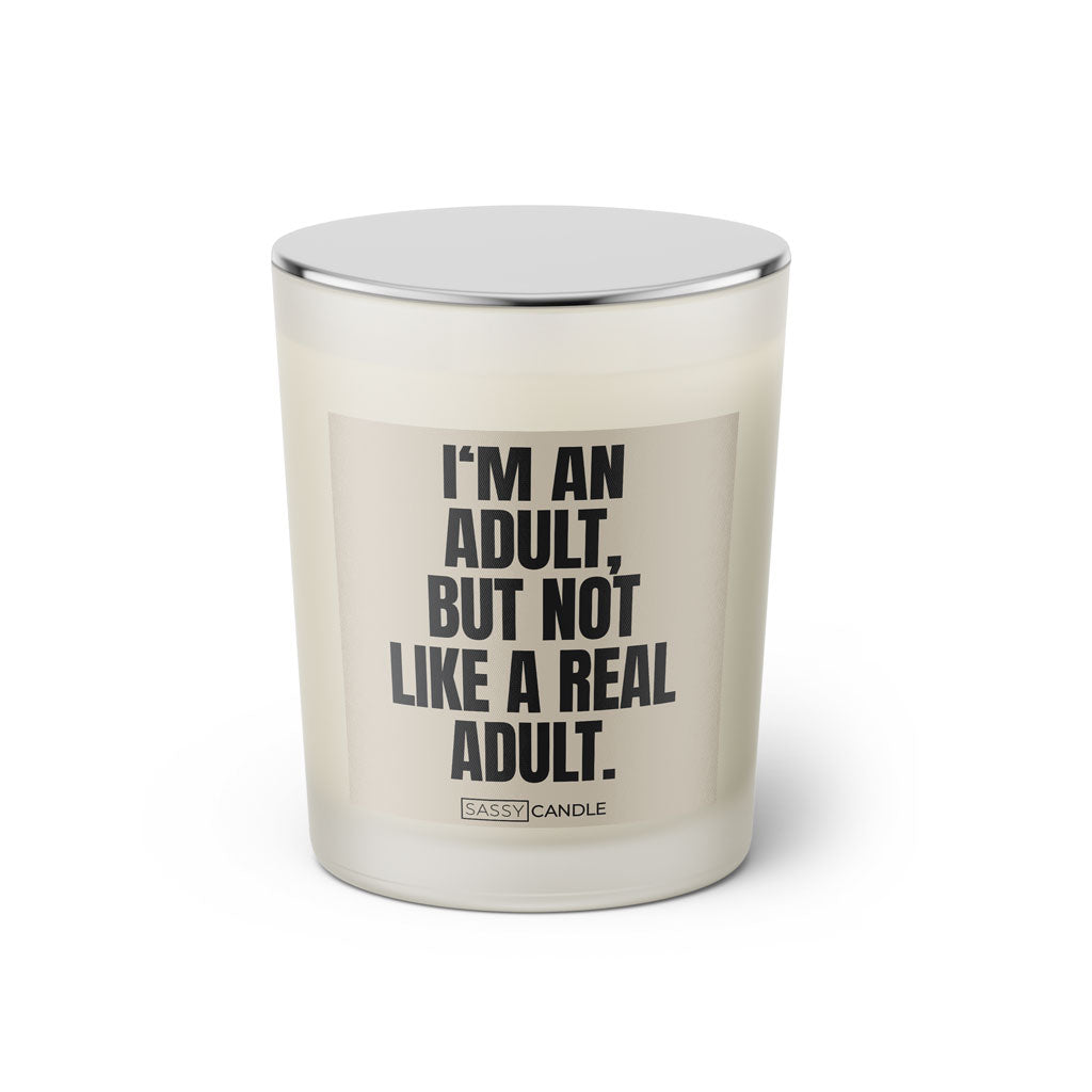 Duftkerze mit Spruch: I'm an adult, but not like a real adult. Farbe beige und schwarz von Sassy Candle.
