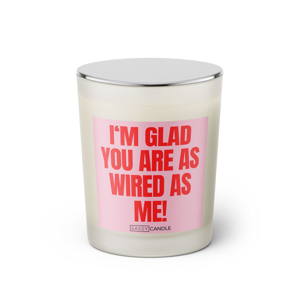 Duftkerze mit witzigen Spruch: I'm glad you are as wired as me! Farbe rosa und pink von Sassy Candle.