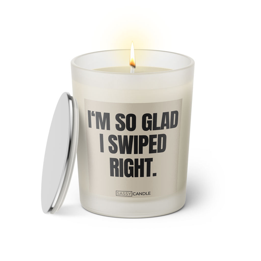 Duftkerze mit witzigen Spruch: I'm so glad I swiped right. Farbe beige und schwarz von Sassy Candle.