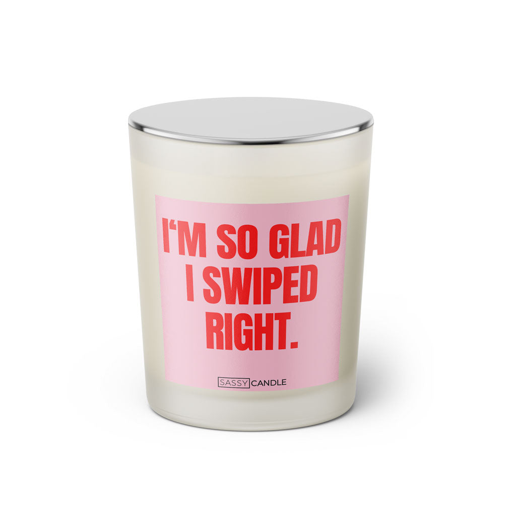 Duftkerze mit witzigen Spruch: I'm so glad I swiped right. Farbe rosa und pink von Sassy Candle.