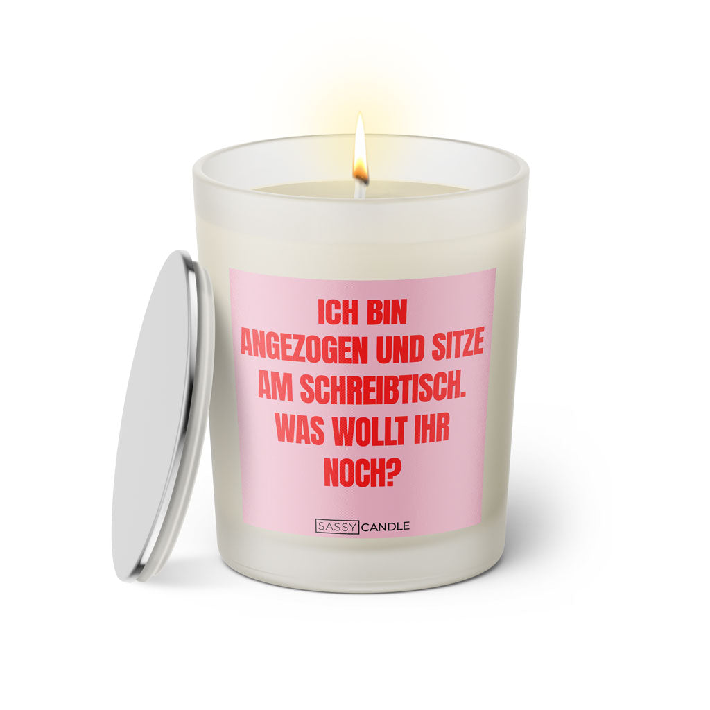 Duftkerze mit witzigem Spruch:Ich bin angezogen und sitze am Schreibtisch. Was wollt ihr noch? Farbe rosa und pink mit silbernem Deckel von Sassy Candle.