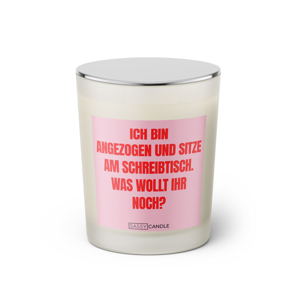 Duftkerze mit witzigem Spruch:Ich bin angezogen und sitze am Schreibtisch. Was wollt ihr noch? Farbe rosa und pink mit silbernem Deckel von Sassy Candle.