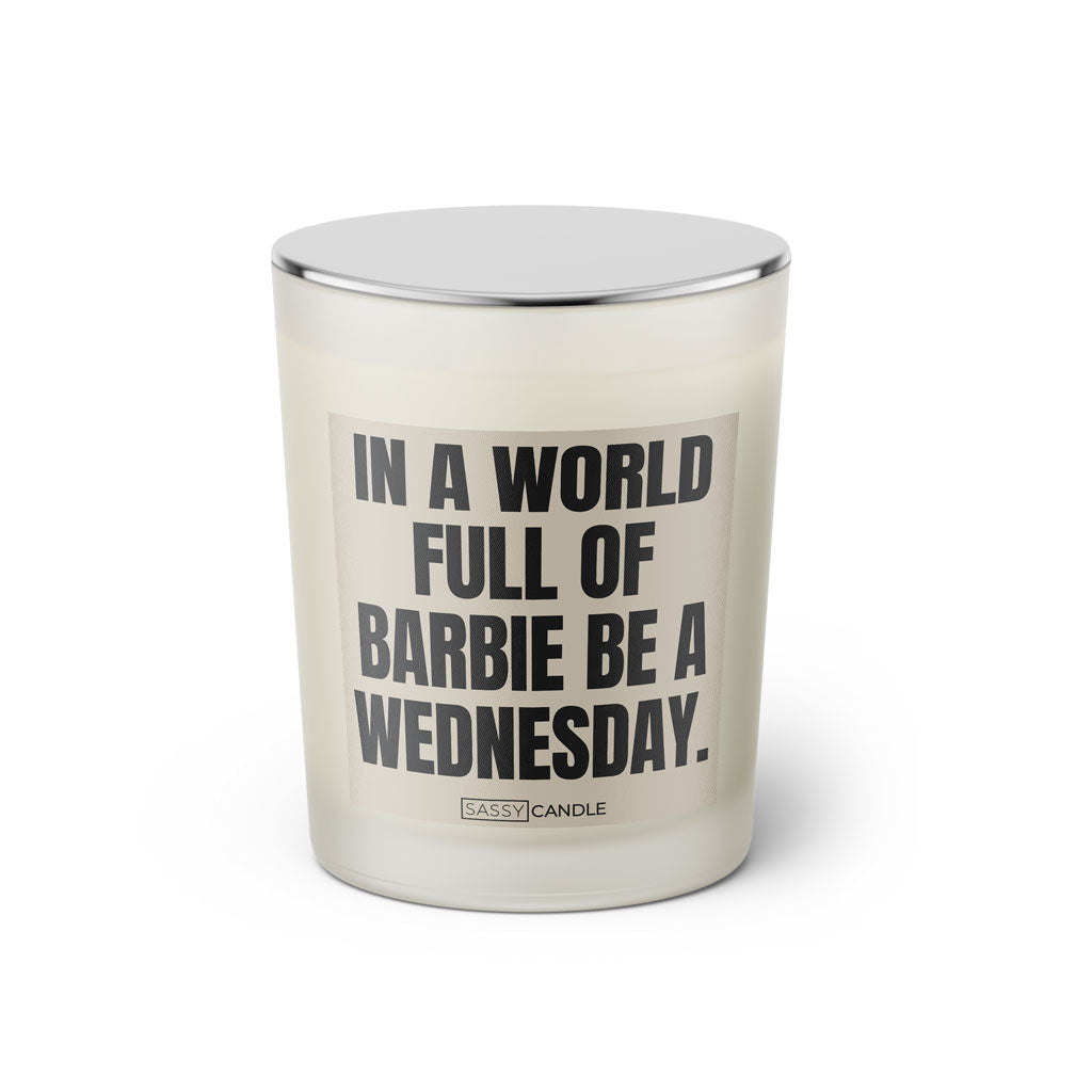 Duftkerze mit witzigem Spruch: In a world full of Barbie be a Wednesday. Farbe beige und schwarze Schrift. Kerzenglas mit silbernem geschlossenem Deckel von SassyCandle.