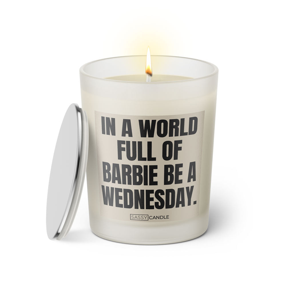 Duftkerze mit witzigem Spruch: In a world full of Barbie be a Wednesday. Farbe beige und schwarze Schrift. Kerzenglas mit silbernem geschlossenem Deckel von SassyCandle.