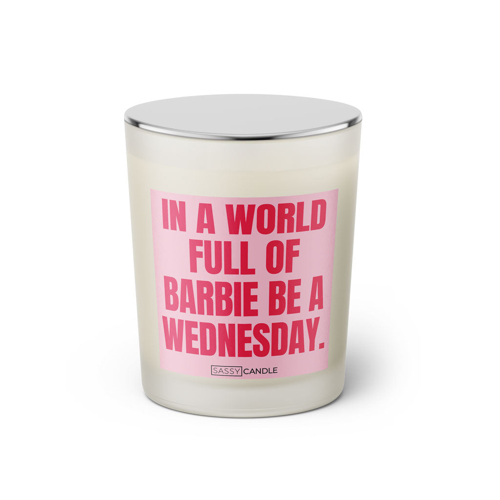 Duftkerze mit witzigem Spruch: In a world full of Barbie be a Wednesday. Farbe rosa und pinke Schrift. Kerzenglas mit silbernem geschlossenem Deckel von SassyCandle.
