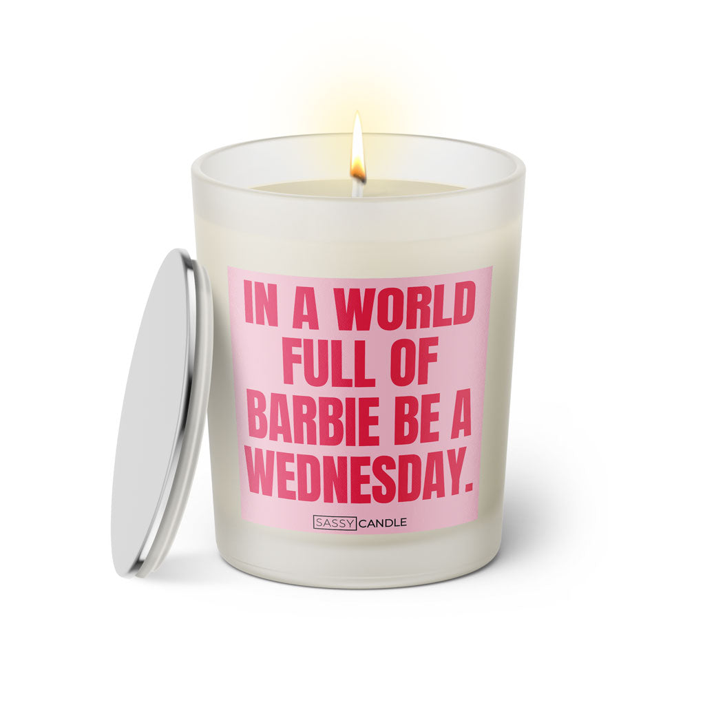 Duftkerze mit witzigem Spruch: In a world full of Barbie be a Wednesday. Farbe rosa und pinke Schrift. Kerzenglas mit silbernem geschlossenem Deckel von SassyCandle.